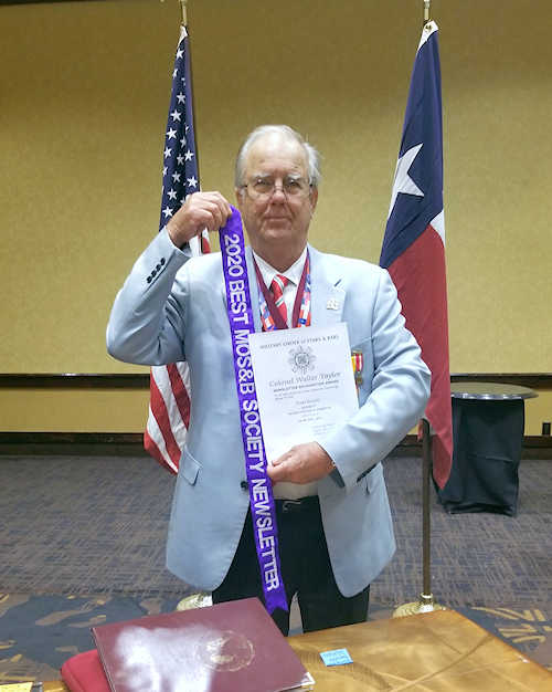 Commander Johnnie L. Holley, Jr. accepting the Colonel Walter Taylor Award